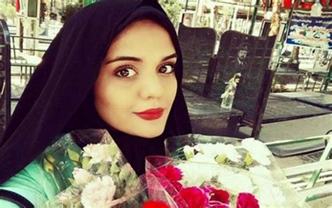 İ­r­a­n­­d­a­ ­y­e­n­i­ ­t­r­e­n­d­:­ ­M­e­z­a­r­l­ı­k­t­a­ ­s­e­l­f­i­e­